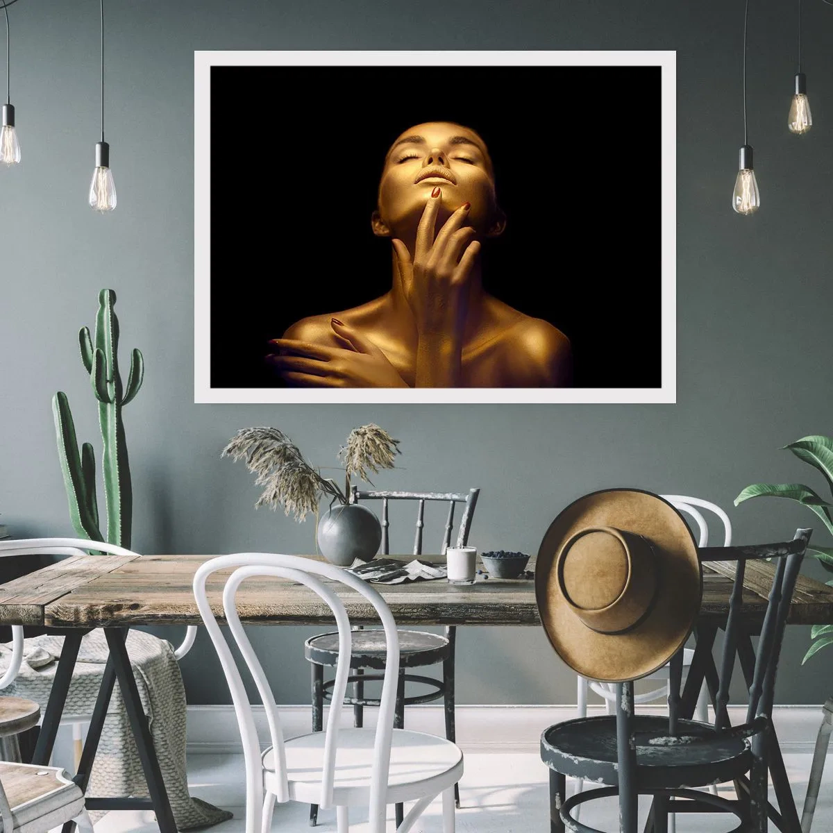 Affiche - Poster - Portrait d'une femme dans une lueur dorée sur fond noir - 100x70cm - Comme de la soie dorée - Décoration murale moderne pour le salon et la chambre ARTTOR