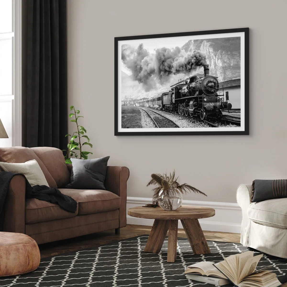 Affiche dans un cadre noir - Poster - Une locomotive à vapeur noire et blanche sur fond de paysage de montagne - 70x50cm - Attend à la gare... - Décoration murale moderne pour le salon et la chambre ARTTOR