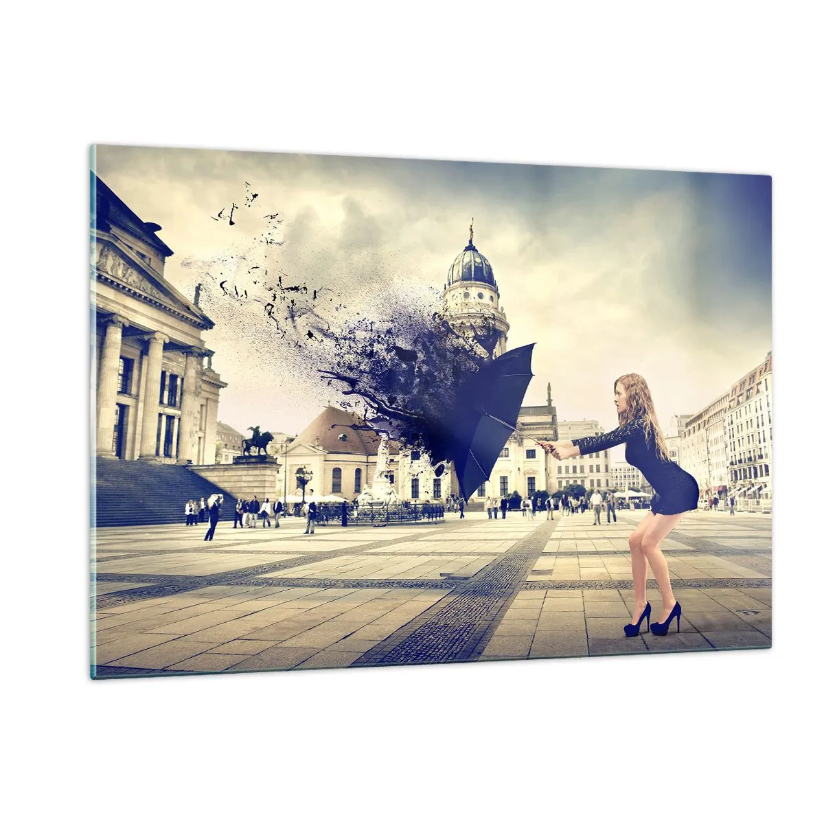 Impression sur verre - Image sur verre - Une femme avec un parapluie sur fond de place de la ville dans une composition artistique - 120x80cm - Il y a un tel vent… - Décoration murale moderne pour le salon et la chambre ARTTOR