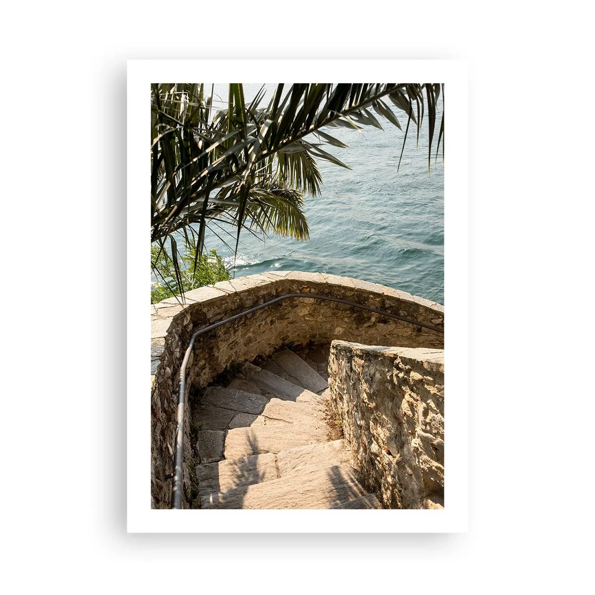 Affiche - Poster - Un escalier en colimaçon en pierre menant vers la mer, bordé de palmiers - 50x70cm - Sous le soleil d'Italie - Décoration murale moderne pour le salon et la chambre ARTTOR