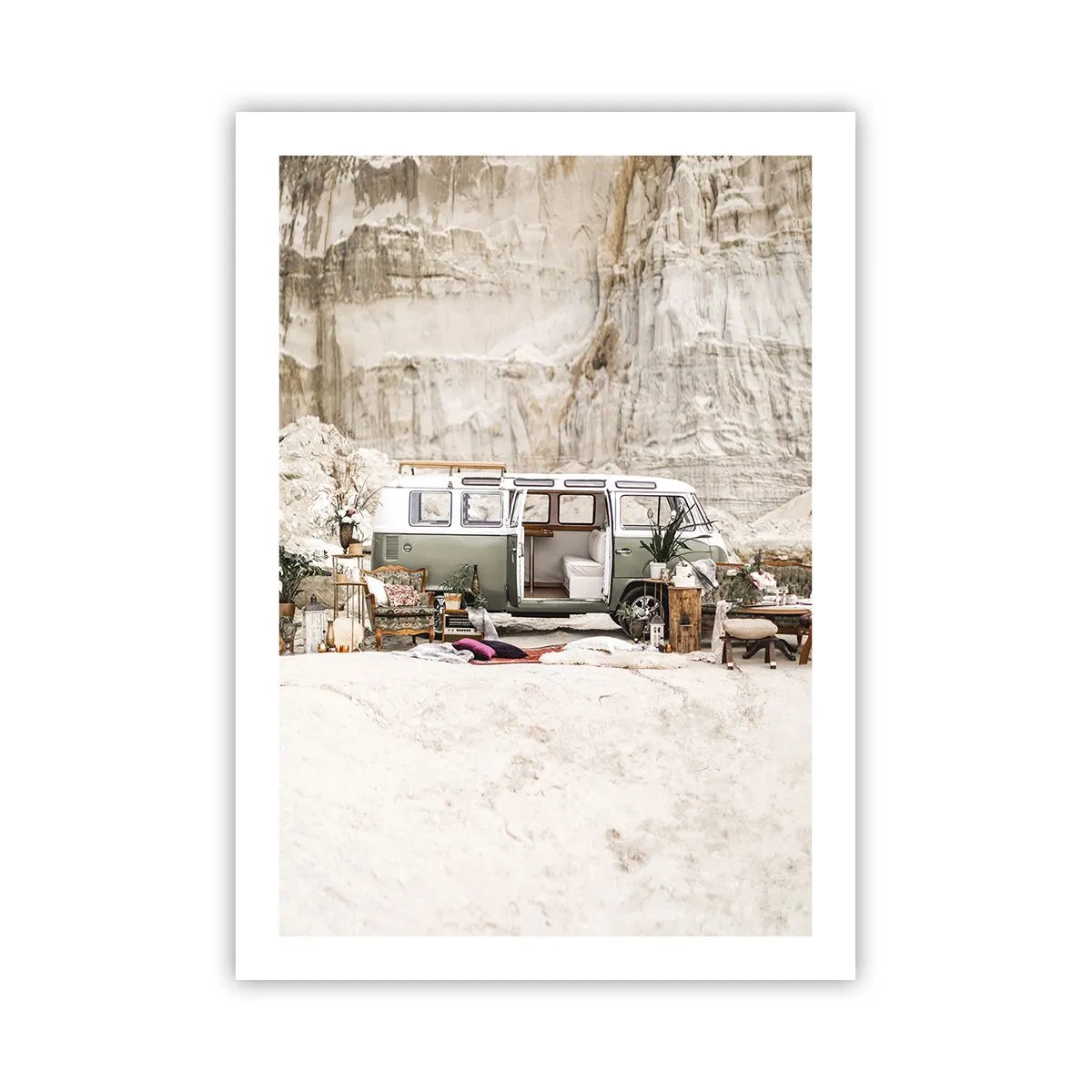 Affiche - Poster - Camping en van rétro dans un décor désertique avec des touches rustiques - 50x70cm - Il est temps de commencer le voyage - Décoration murale moderne pour le salon et la chambre ARTTOR