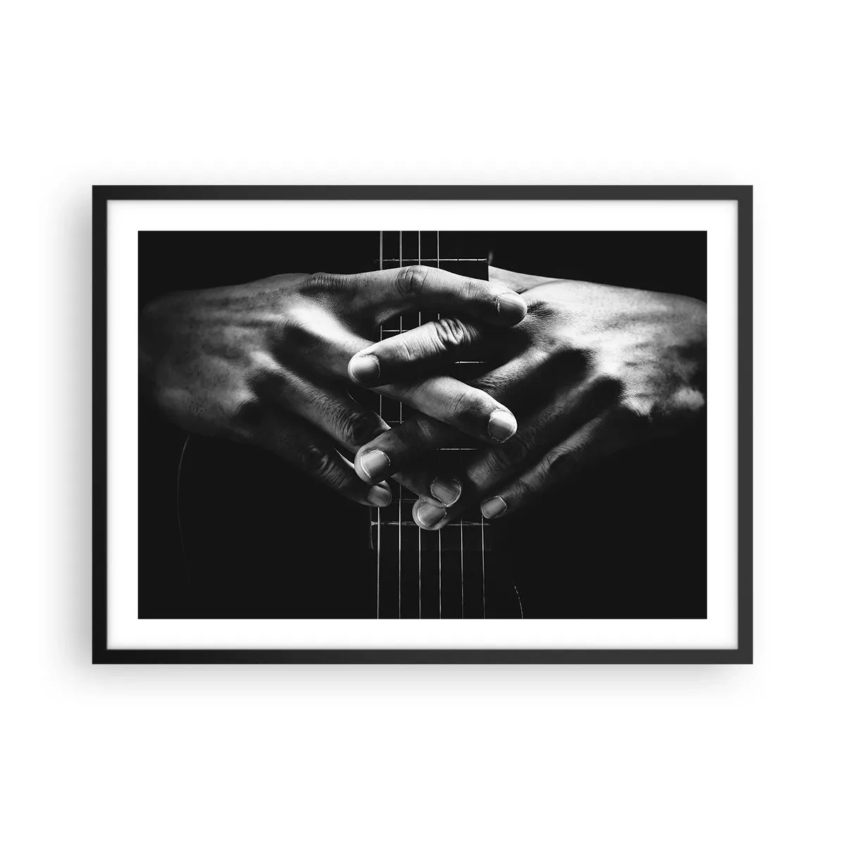 Affiche dans un cadre noir - Poster - Mains jointes sur une guitare dans un ton monochrome - 70x50cm - Prière d'artiste - Décoration murale moderne pour le salon et la chambre ARTTOR