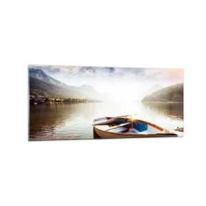 Impression sur verre - Image sur verre - Un bateau sur la rive d'un lac avec vue sur les montagnes le matin - 120x50cm - Au bord de la grande et limpide eau - Décoration murale moderne pour le salon et la chambre ARTTOR