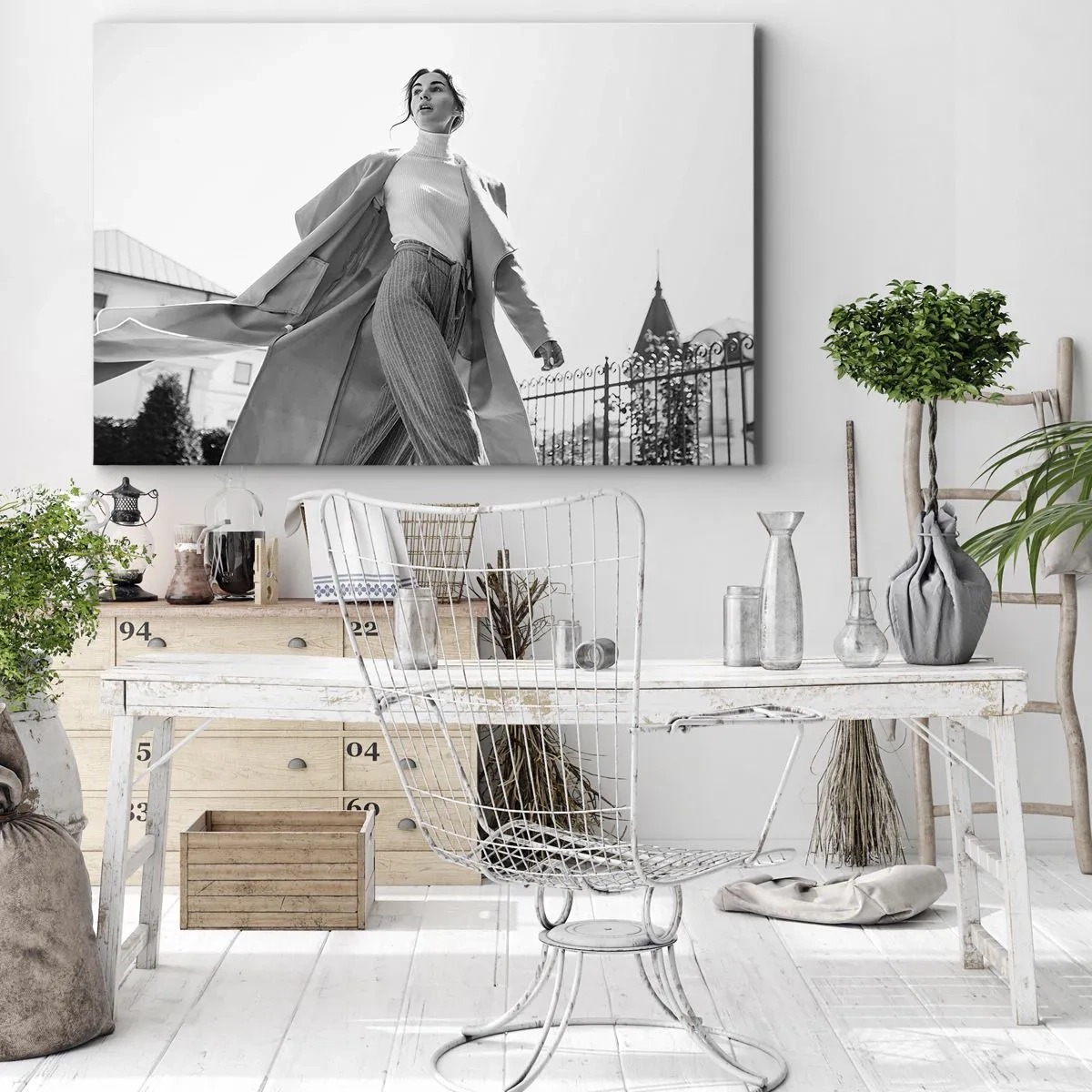 Impression sur toile - Image sur toile - Femme élégante en manteau sur fond architectural noir et blanc - 120x80cm - Tu viens avec moi? - Décoration murale moderne pour le salon et la chambre ARTTOR