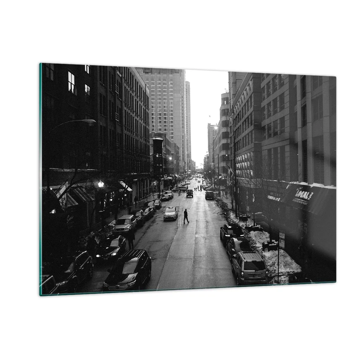 Impression sur verre - Image sur verre - Une rue en noir et blanc avec un passant parmi des bâtiments modernes - 120x80cm - Un autre jour comme tous les autres jours - Décoration murale moderne pour le salon et la chambre ARTTOR