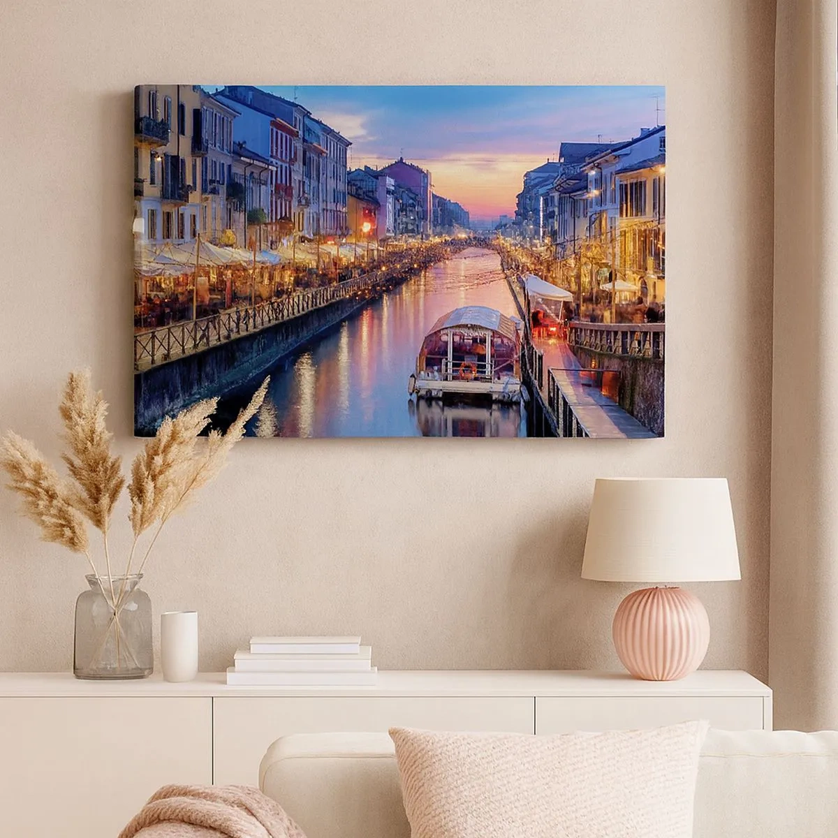 Impression sur toile - Image sur toile - Un canal éclairé entouré de bâtiments colorés - 70x50cm - Soirée de lumière et de jeu - Décoration murale moderne pour le salon et la chambre ARTTOR