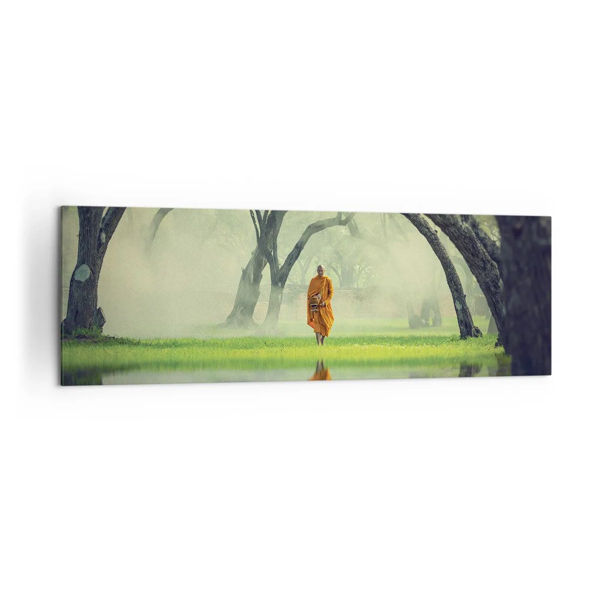 Impression sur toile - Image sur toile - Un moine en robe orange dans une forêt avec un fond brumeux et un reflet dans l'eau. - 160x50cm - En route vers l'illumination - Décoration murale moderne pour le salon et la chambre ARTTOR