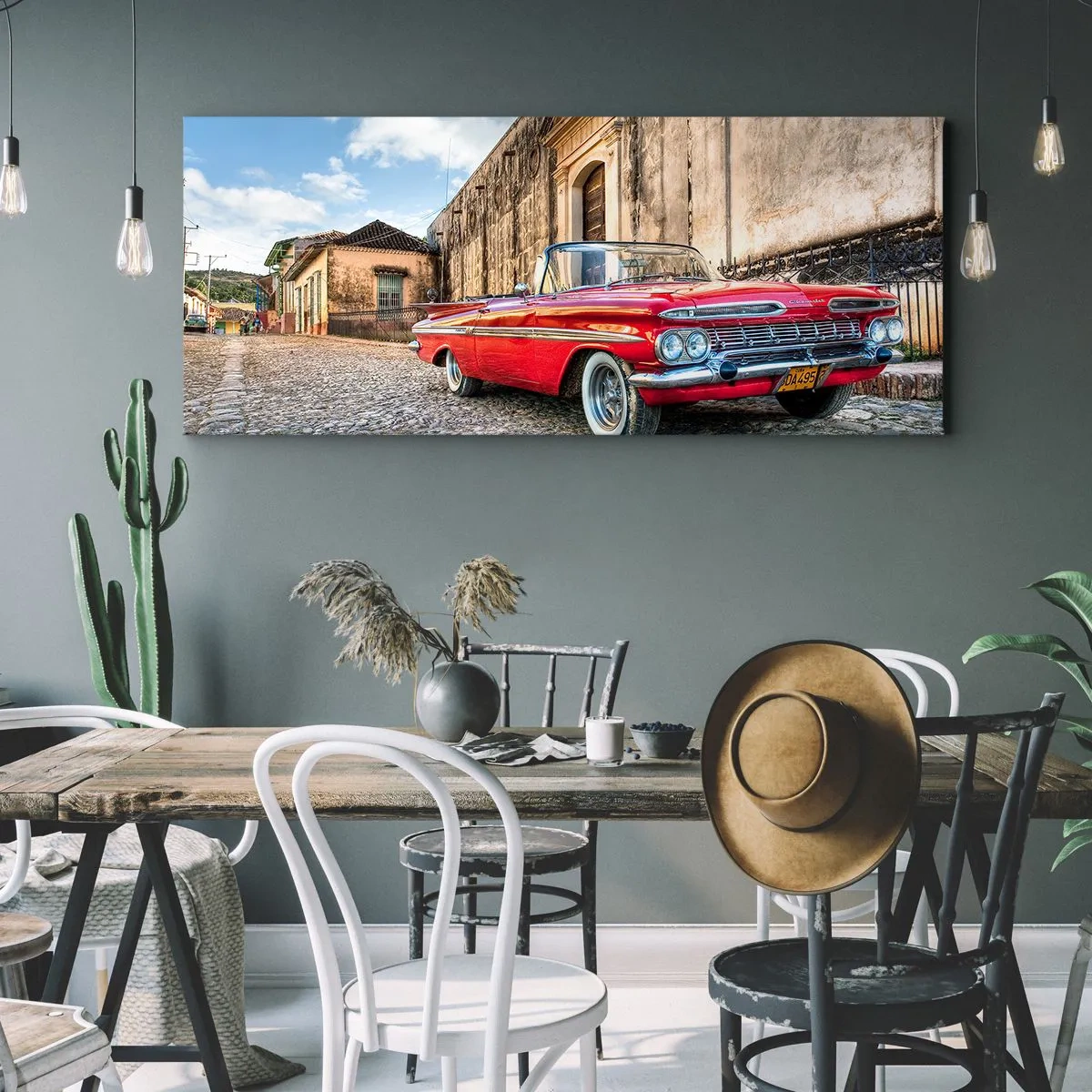 Impression sur toile - Image sur toile - Voiture classique rouge dans une rue pavée - 160x50cm - Émotions cubaines - Décoration murale moderne pour le salon et la chambre ARTTOR