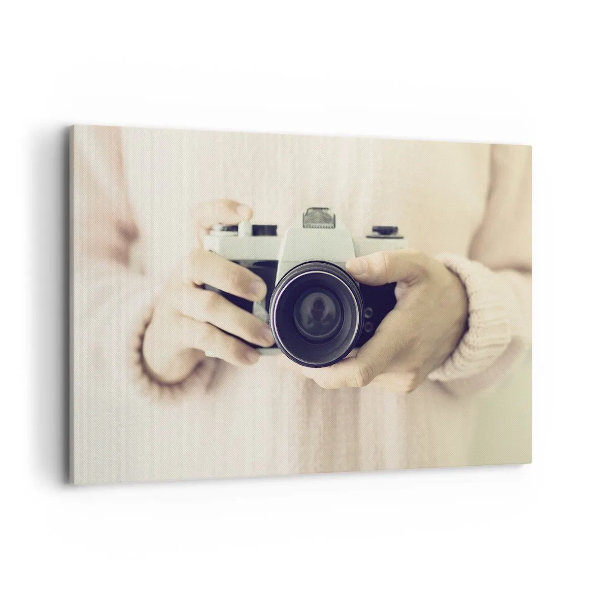 Impression sur toile - Image sur toile - Appareil photo rétro tenu en main sur un fond clair - 120x80cm - Pour voir plus ... - Décoration murale moderne pour le salon et la chambre ARTTOR