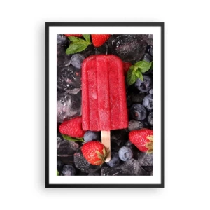 Affiche dans un cadre noir - Poster - Sorbet à la crème glacée rouge sur un bâtonnet entouré de fraises et de myrtilles - 50x70cm - Le goût d’un été chaud - Décoration murale moderne pour le salon et la chambre ARTTOR