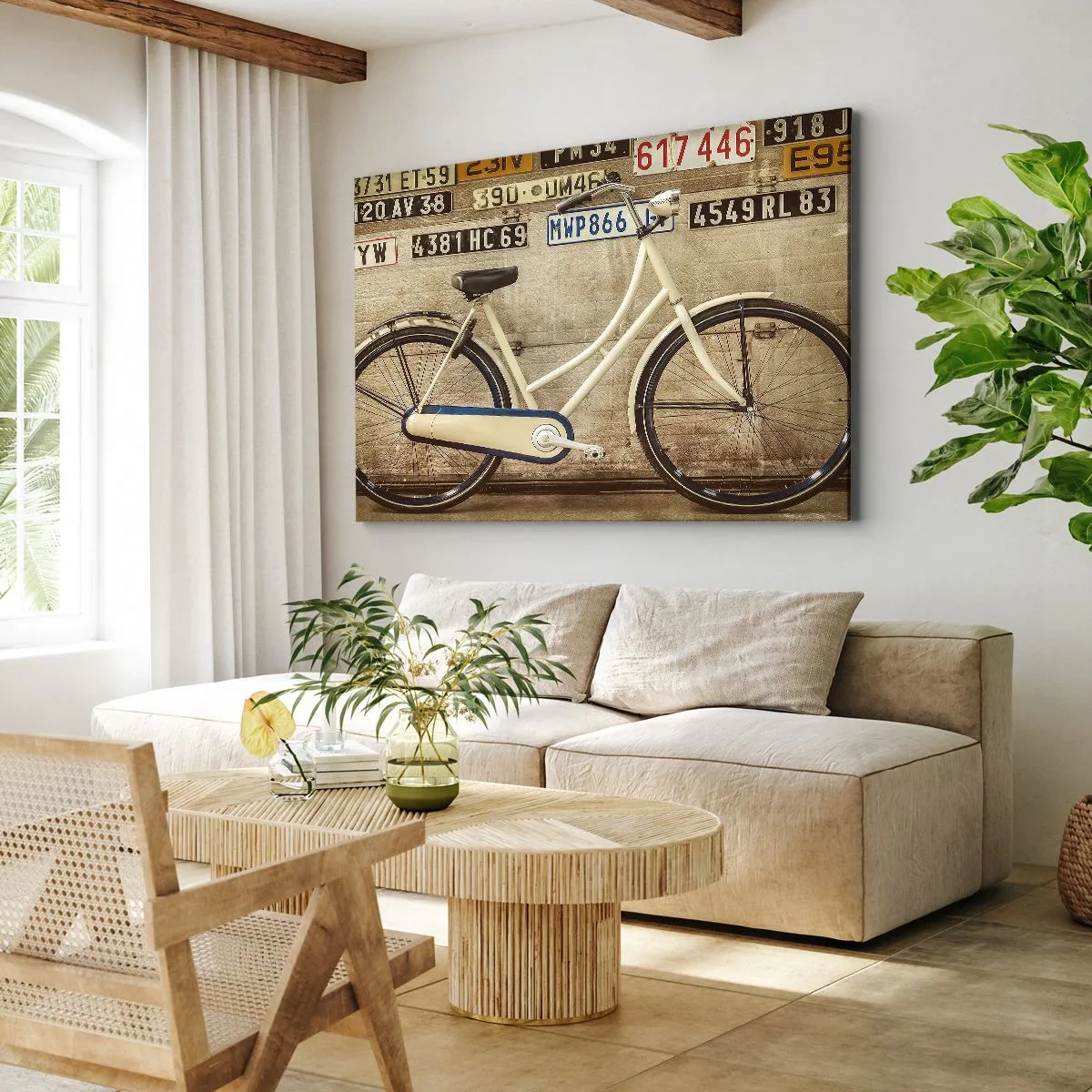 Impression sur toile - Image sur toile - Un vélo rétro contre un mur décoré de plaques d'immatriculation - 70x50cm - Pas de complexes - Décoration murale moderne pour le salon et la chambre ARTTOR