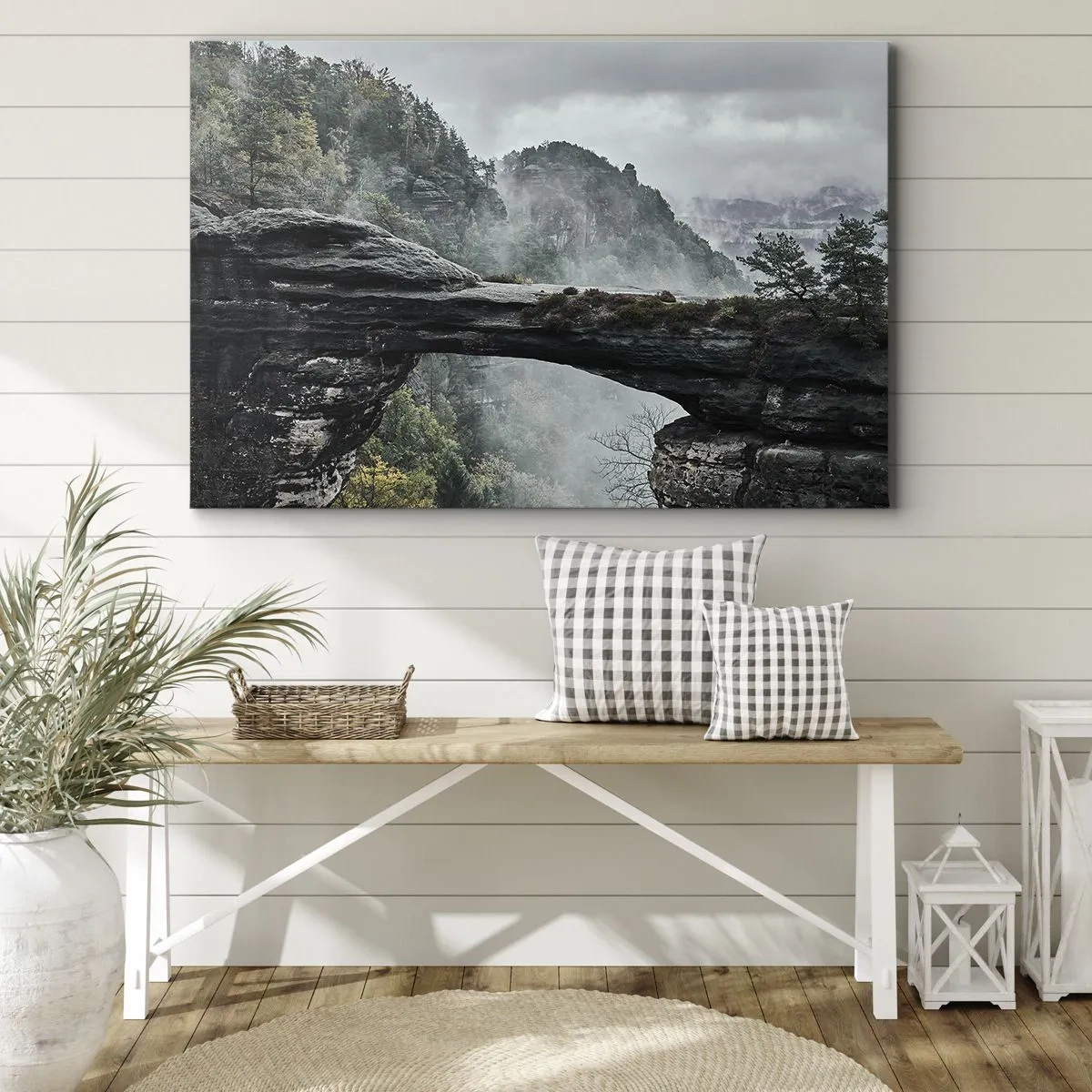 Impression sur toile - Image sur toile - Une arche de pierre entourée de montagnes brumeuses et de forêts - 70x50cm - L'aventure est sur le point de commencer - Décoration murale moderne pour le salon et la chambre ARTTOR