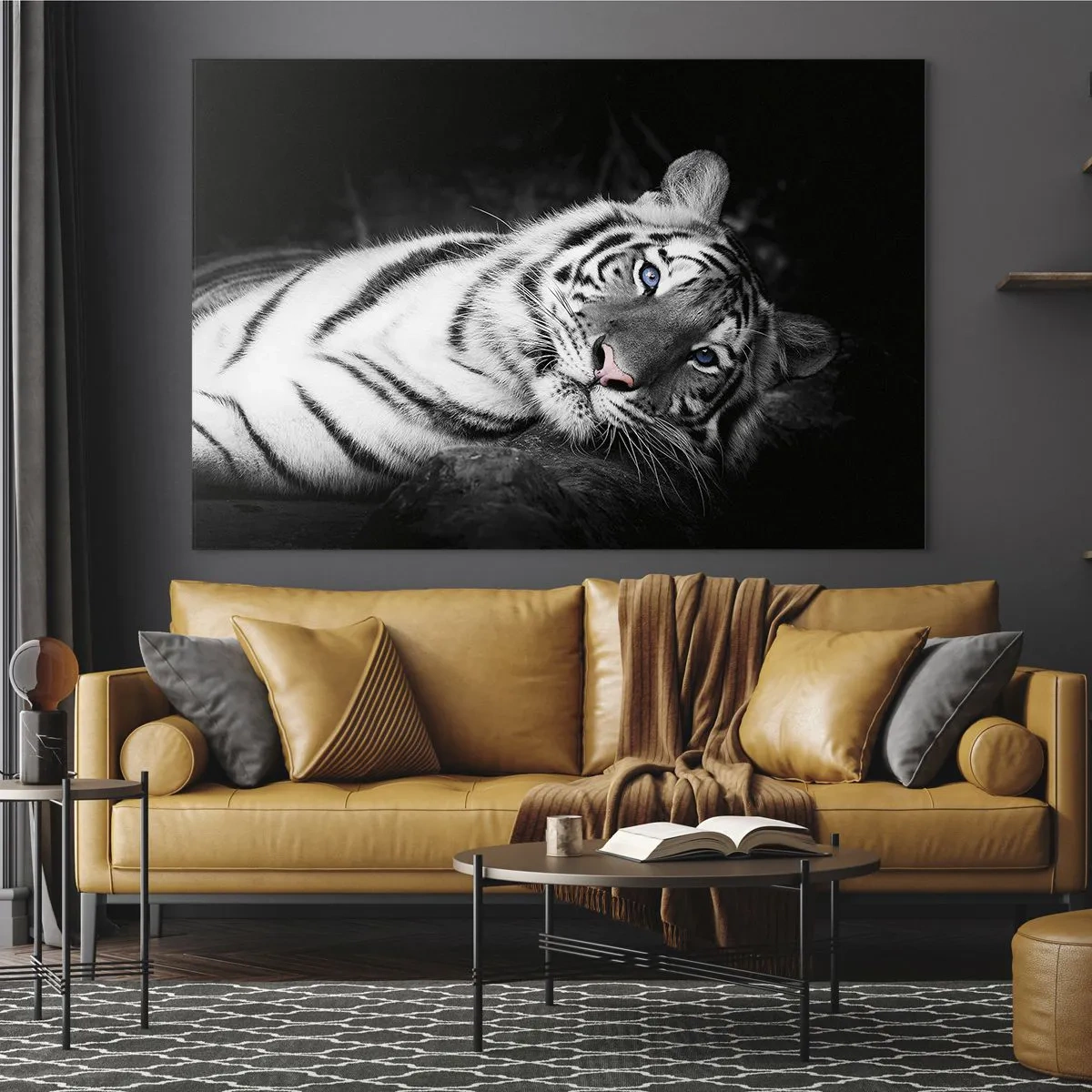Impression sur verre - Image sur verre - Un tigre blanc aux yeux bleus dans un décor noir et blanc - 70x50cm - Sauvagerie et paix - Décoration murale moderne pour le salon et la chambre ARTTOR