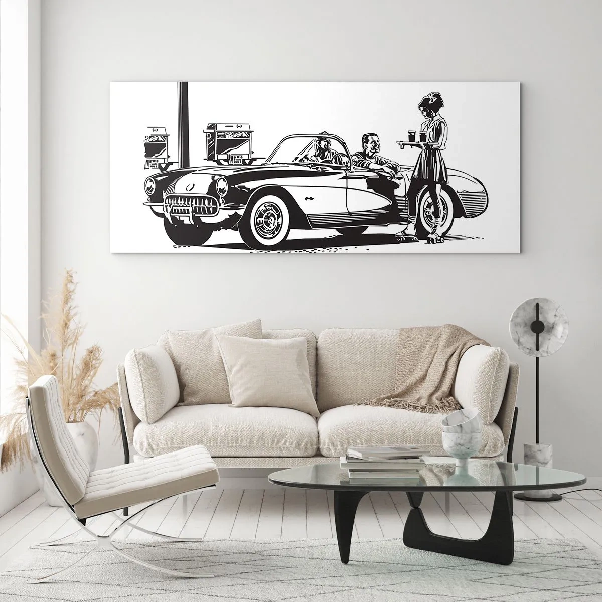Impression sur verre - Image sur verre - Une scène rétro en noir et blanc avec une voiture et une serveuse en patins à roulettes. - 140x50cm - 60's - Amérique insouciante - Décoration murale moderne pour le salon et la chambre ARTTOR