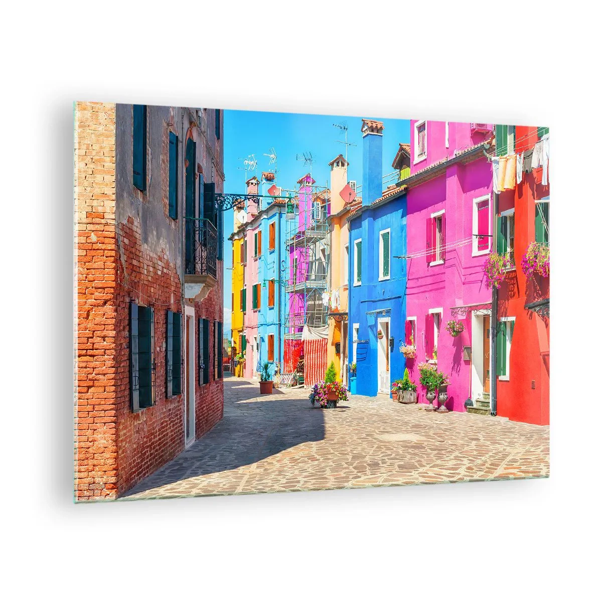 Impression sur verre - Image sur verre - Bâtiments colorés dans une rue étroite d'une ville ensoleillée - 70x50cm - Ville "Sous les perroquets" - Décoration murale moderne pour le salon et la chambre ARTTOR