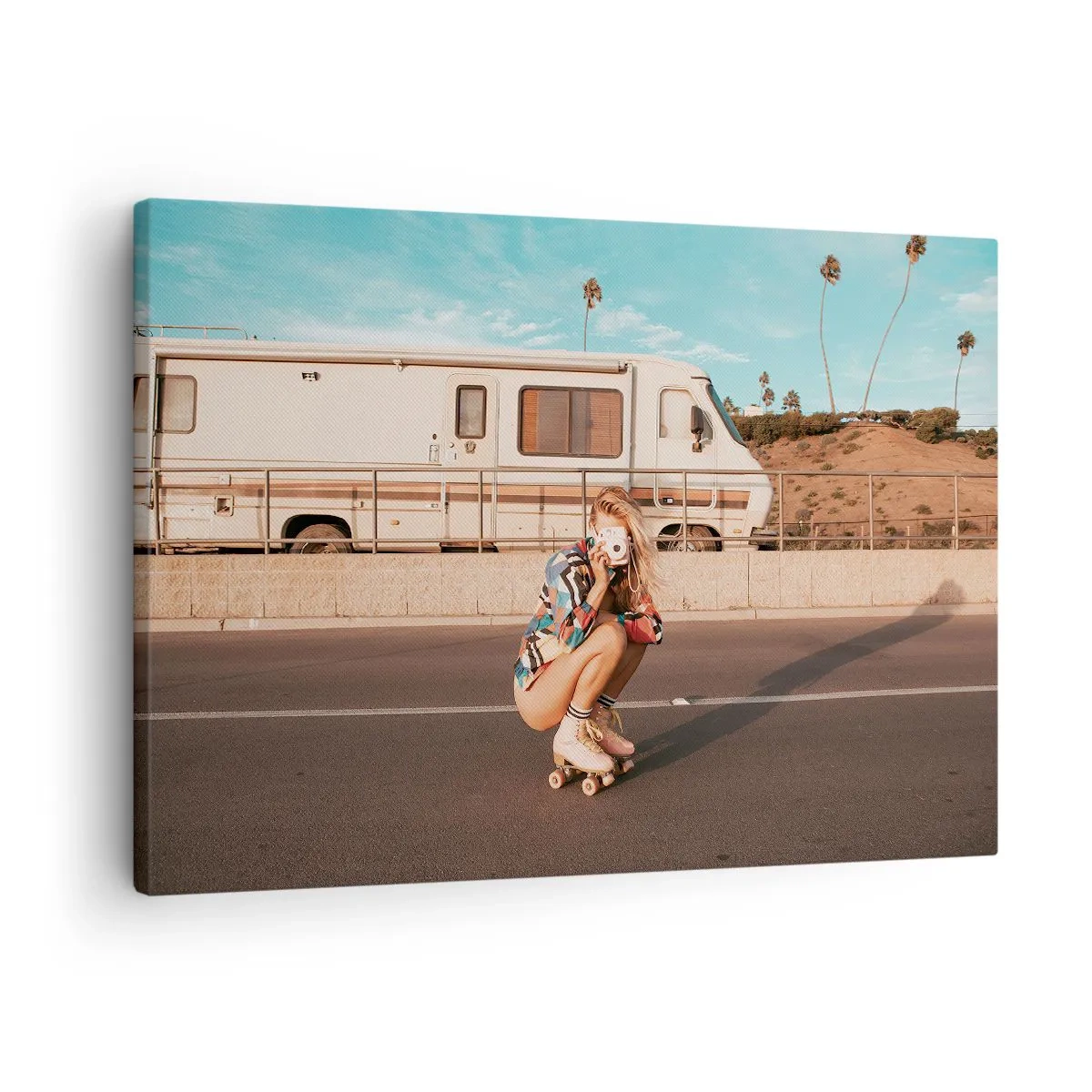 Impression sur toile - Image sur toile - Une fille sur des patins à roulettes prenant une photo par une journée ensoleillée. - 70x50cm - Souriez s'il-vous-plait! - Décoration murale moderne pour le salon et la chambre ARTTOR