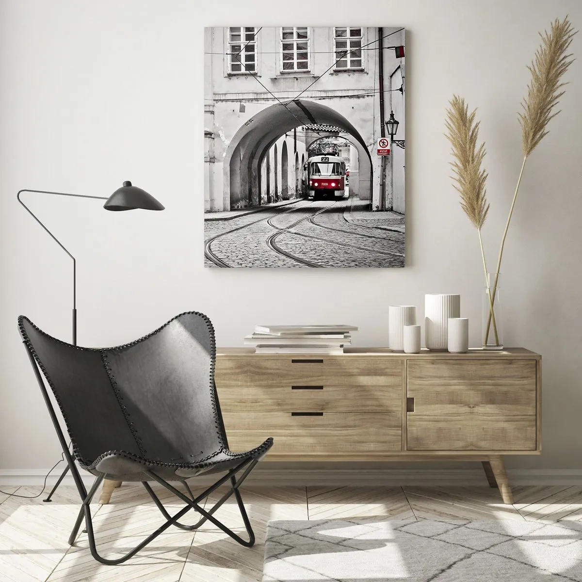 Impression sur verre - Image sur verre - Un tramway noir et blanc dans une rue historique de la ville - 70x100cm - Dans le labyrinthe de la ville - Décoration murale moderne pour le salon et la chambre ARTTOR