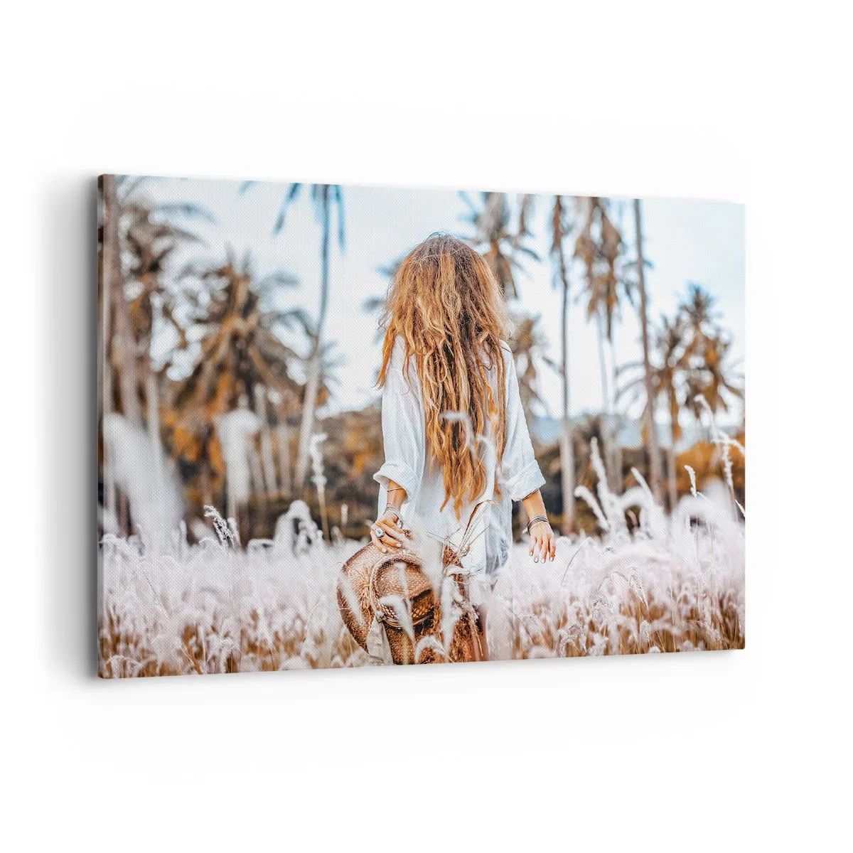 Impression sur toile - Image sur toile - Une femme dans un champ d'herbe avec des palmiers en arrière-plan au coucher du soleil - 100x70cm - Né de peluches d'herbe - Décoration murale moderne pour le salon et la chambre ARTTOR