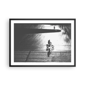 Affiche dans un cadre noir - Poster - Silhouette noire et blanche d'un cycliste sur une rue mouillée - 70x50cm - Devant moi, à travers la ville - Décoration murale moderne pour le salon et la chambre ARTTOR