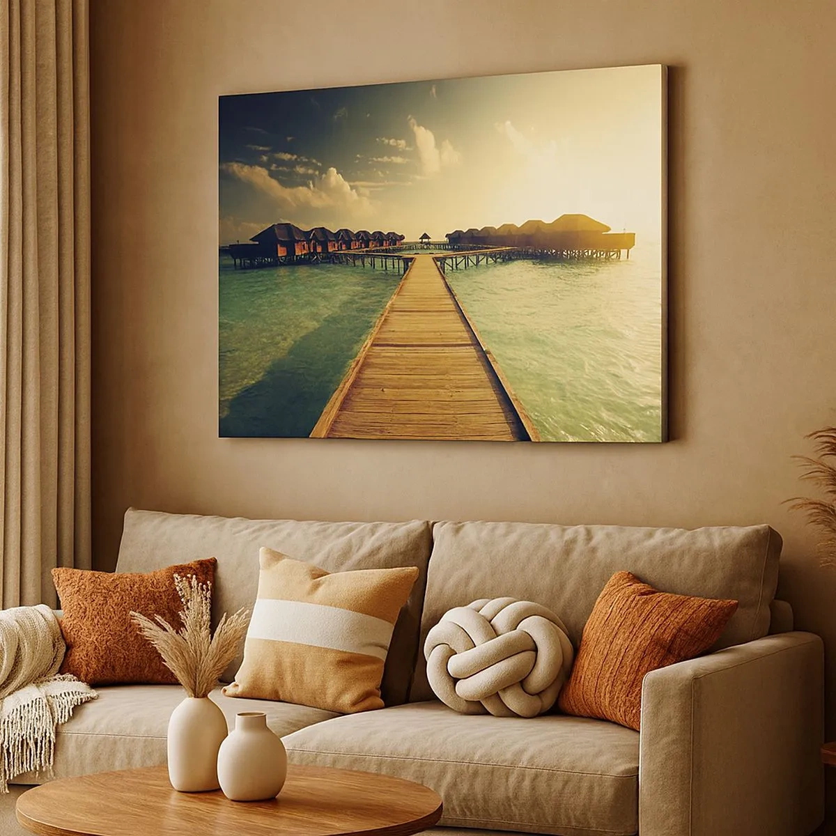 Impression sur toile - Image sur toile - Une jetée en bois menant aux maisons sur l'eau, illuminée par les rayons du soleil. - 70x50cm - Invitation chaleureuse - Décoration murale moderne pour le salon et la chambre ARTTOR