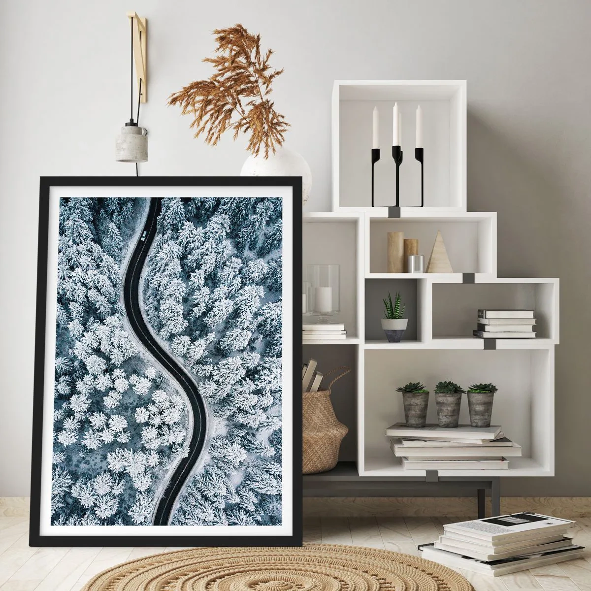 Affiche dans un cadre noir - Poster - À travers une forêt d'hiver - 40x50 cm