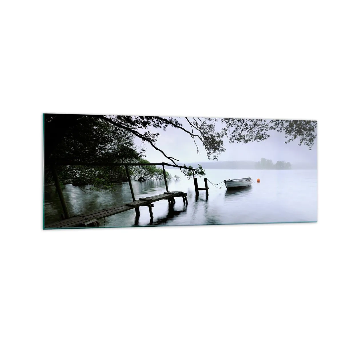 Impression sur verre - Image sur verre - Une jetée sur l'eau avec un bateau en arrière-plan entouré d'un paysage brumeux - 140x50cm - Tu te reposes déjà - Décoration murale moderne pour le salon et la chambre ARTTOR