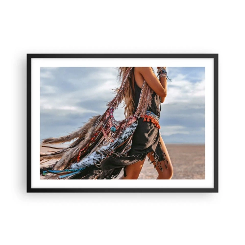 Affiche dans un cadre noir - Poster - Une femme dans un style bohème avec des détails de plumes et de bijoux - 70x50cm - La fille du chaman - Décoration murale moderne pour le salon et la chambre ARTTOR