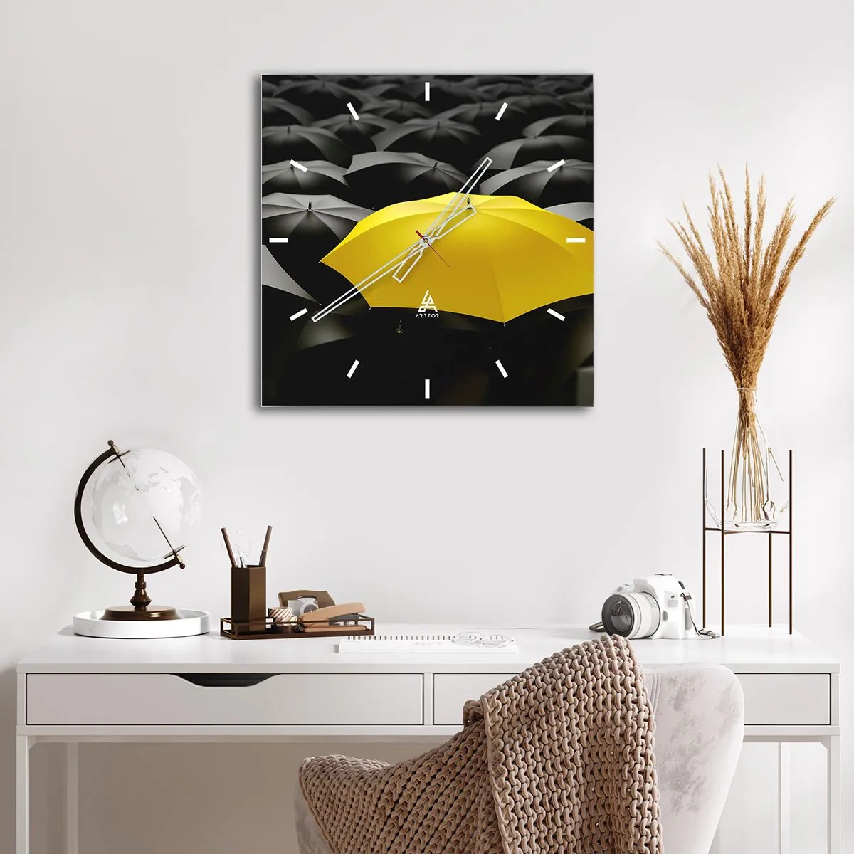 Horloge murale - Pendule murale - Un parapluie jaune parmi des parapluies noirs - 30x30cm - Adieu chagrin - Décoration murale moderne pour le salon et la chambre ARTTOR
