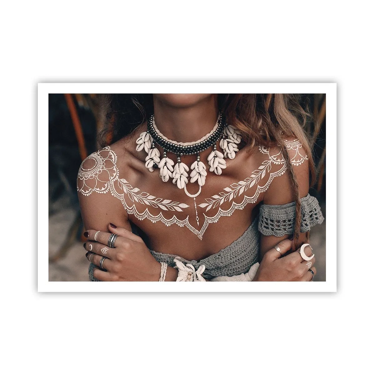 Affiche - Poster - Style bohème avec bijoux coquillages et motif dentelle - 100x70cm - Talismans, rituels de la féminité - Décoration murale moderne pour le salon et la chambre ARTTOR