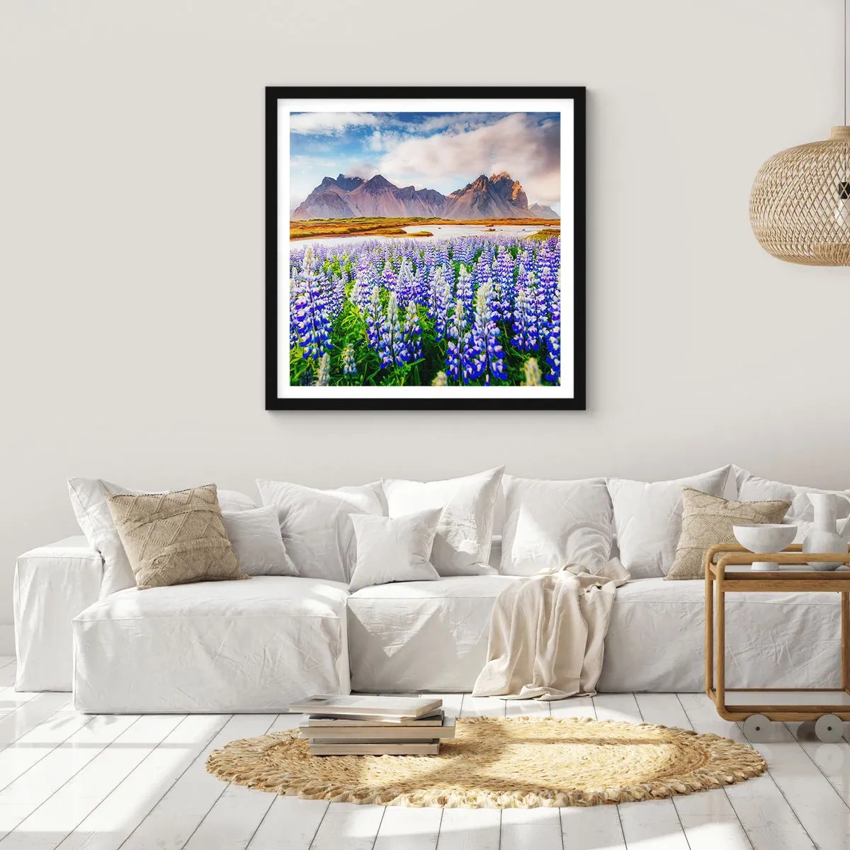 Affiche dans un cadre noir - Poster - La force et l'austérité côtoient la douceur - 60x60 cm