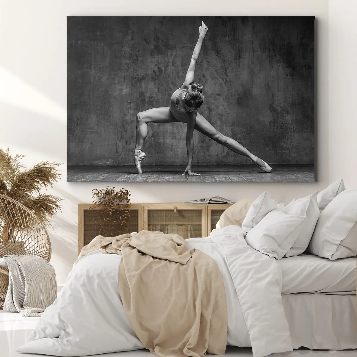 Impression sur toile - Image sur toile - Une danseuse dans une pose artistique contre un mur brut - 70x50cm - Balance idéale - Décoration murale moderne pour le salon et la chambre ARTTOR