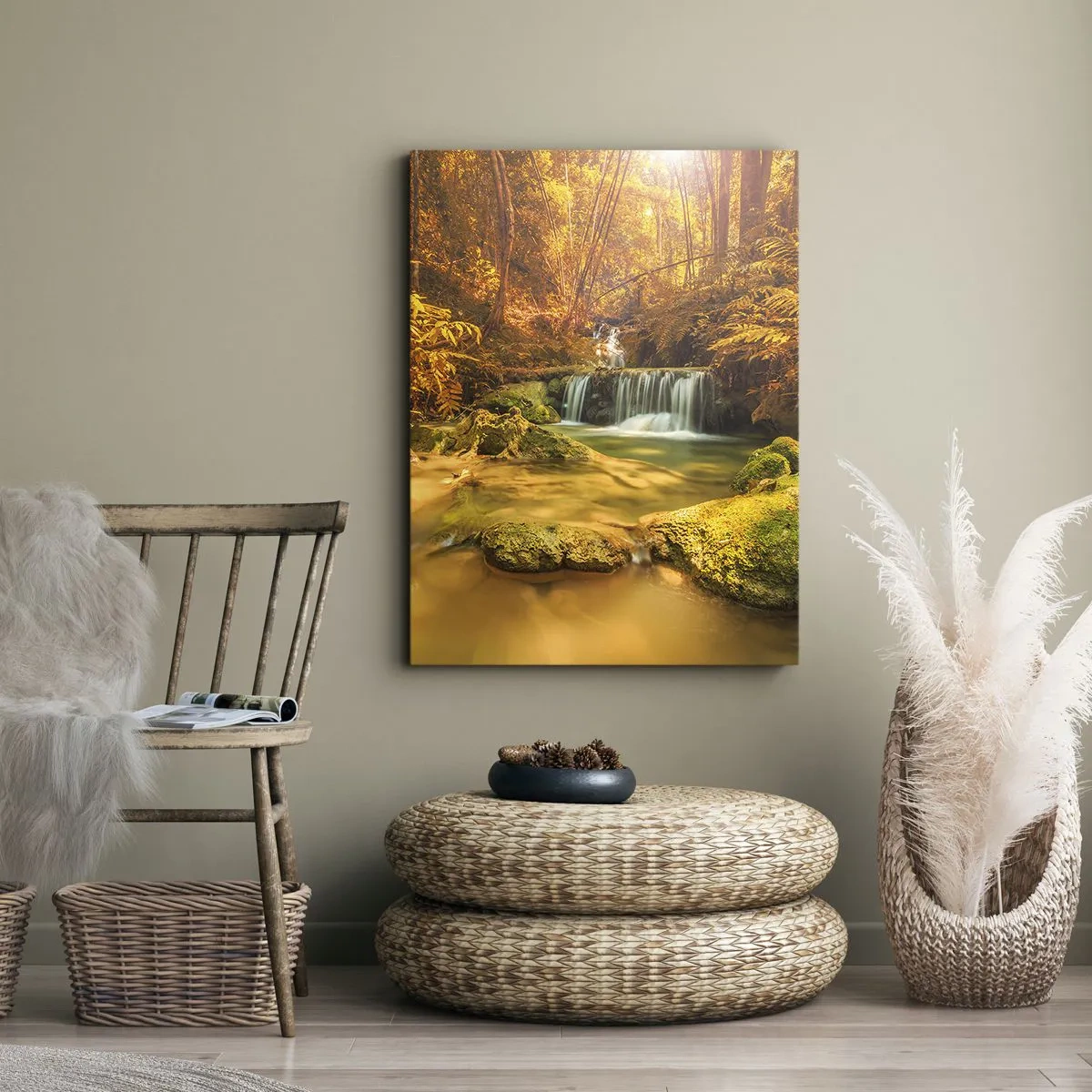 Impression sur toile - Image sur toile - Une cascade dorée dans une forêt d'automne entourée de verdure - 50x70cm - Cascade de forêt en or - Décoration murale moderne pour le salon et la chambre ARTTOR