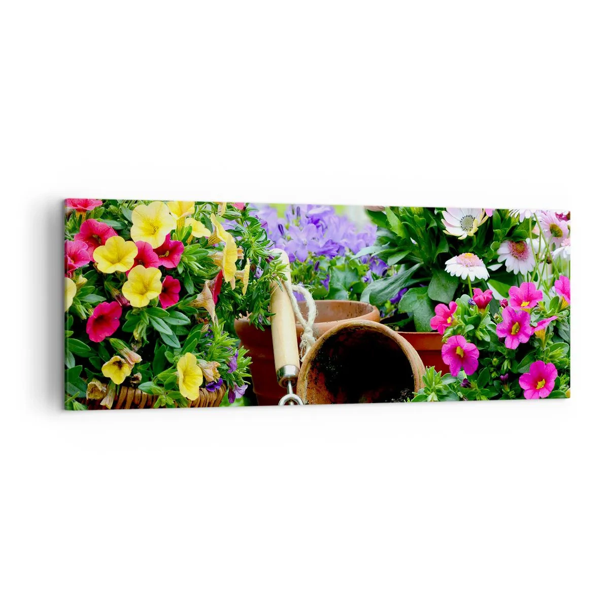Impression sur toile - Image sur toile - Fleurs colorées dans des pots avec des outils de jardinage sur la table - 140x50cm - Le jardin de Zosia - Décoration murale moderne pour le salon et la chambre ARTTOR