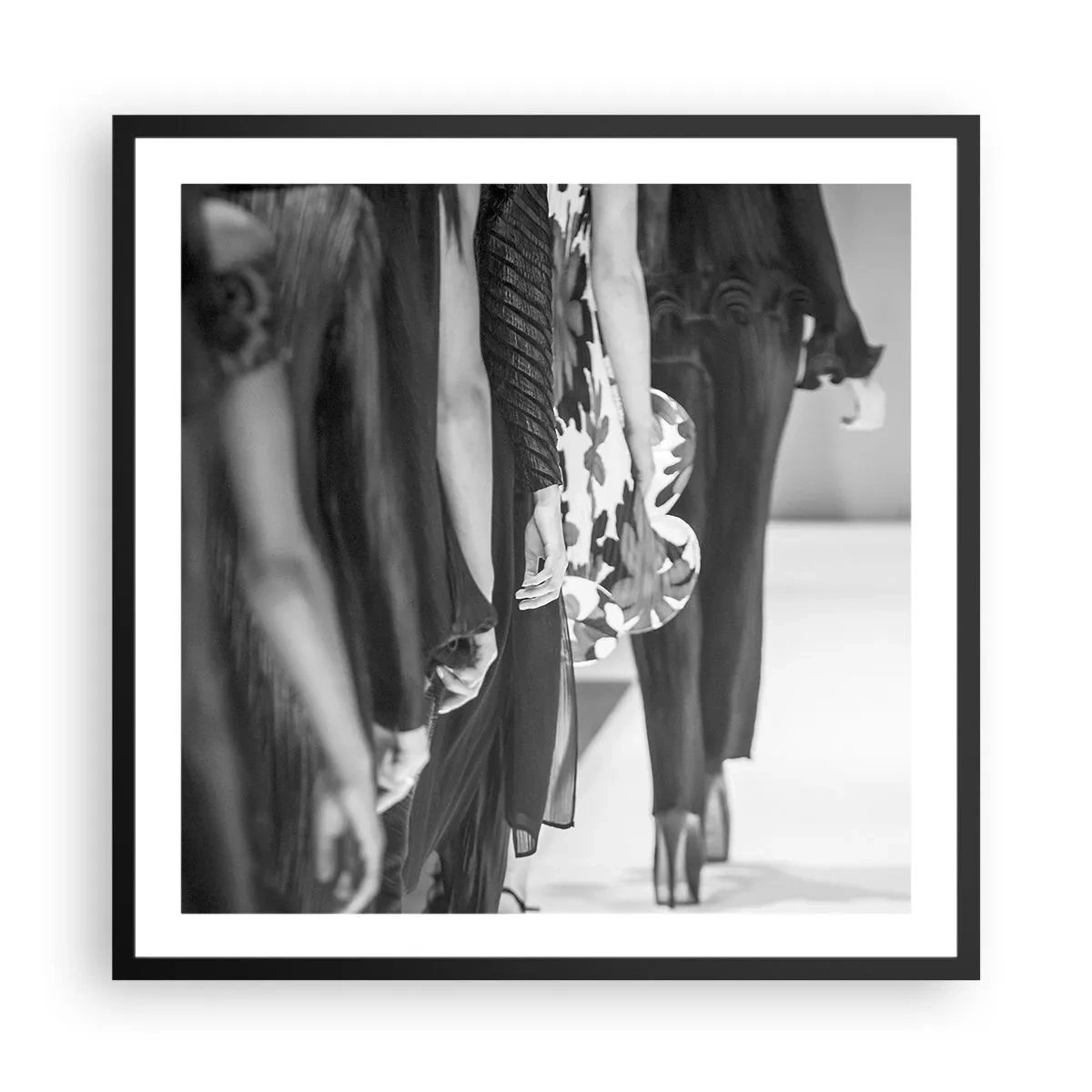 Affiche dans un cadre noir - Poster - Un défilé stylé - 60x60 cm