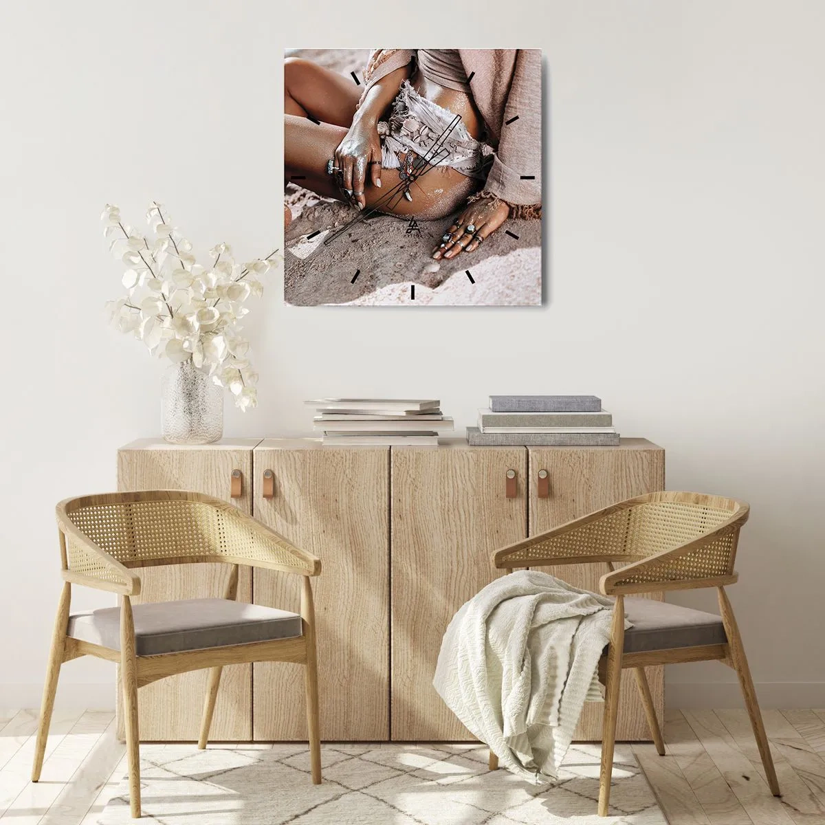 Horloge murale - Pendule murale - Femme bohème sur la plage avec des bijoux - 30x30cm - Rejeté par la vague? - Décoration murale moderne pour le salon et la chambre ARTTOR