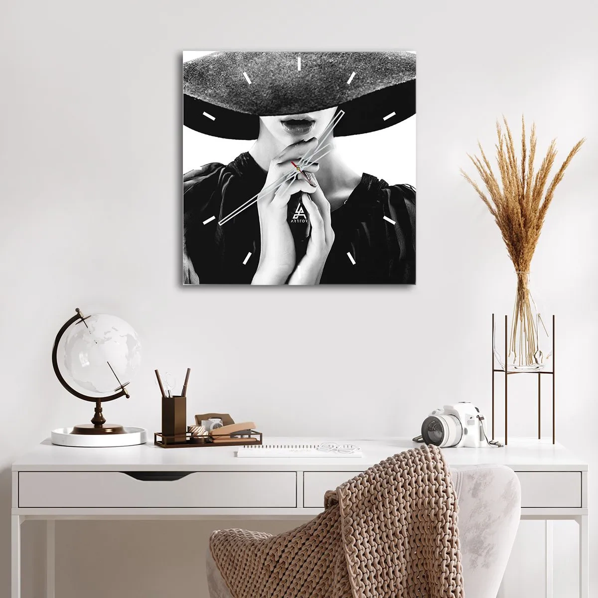 Horloge murale - Pendule murale - Femme élégante portant un grand chapeau dans des tons de noir et blanc - 30x30cm - Beauté cachée - Décoration murale moderne pour le salon et la chambre ARTTOR