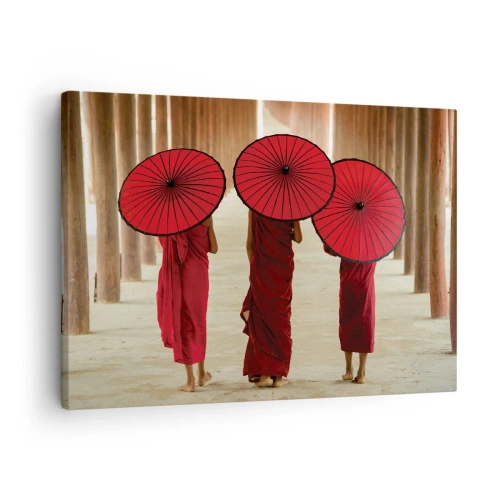 Impression sur toile - Image sur toile - Trois moines avec des parapluies rouges dans l'architecture traditionnelle - 70x50cm - Sur la route du pays pure - Décoration murale moderne pour le salon et la chambre ARTTOR