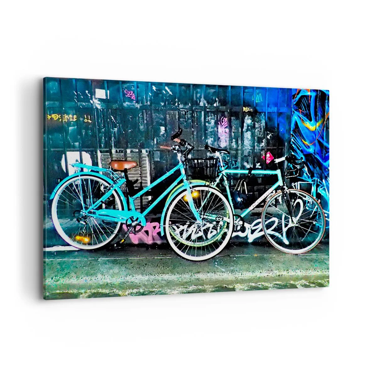 Impression sur toile - Image sur toile - Deux vélos turquoise sur fond de graffitis urbains. - 100x70cm - L'appel de la ville  - Décoration murale moderne pour le salon et la chambre ARTTOR