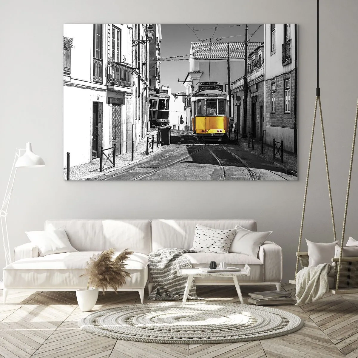 Impression sur verre - Image sur verre - Un tramway jaune dans une rue noire et blanche d'une ville européenne. - 120x80cm - L'âme de Lisbonne - Décoration murale moderne pour le salon et la chambre ARTTOR