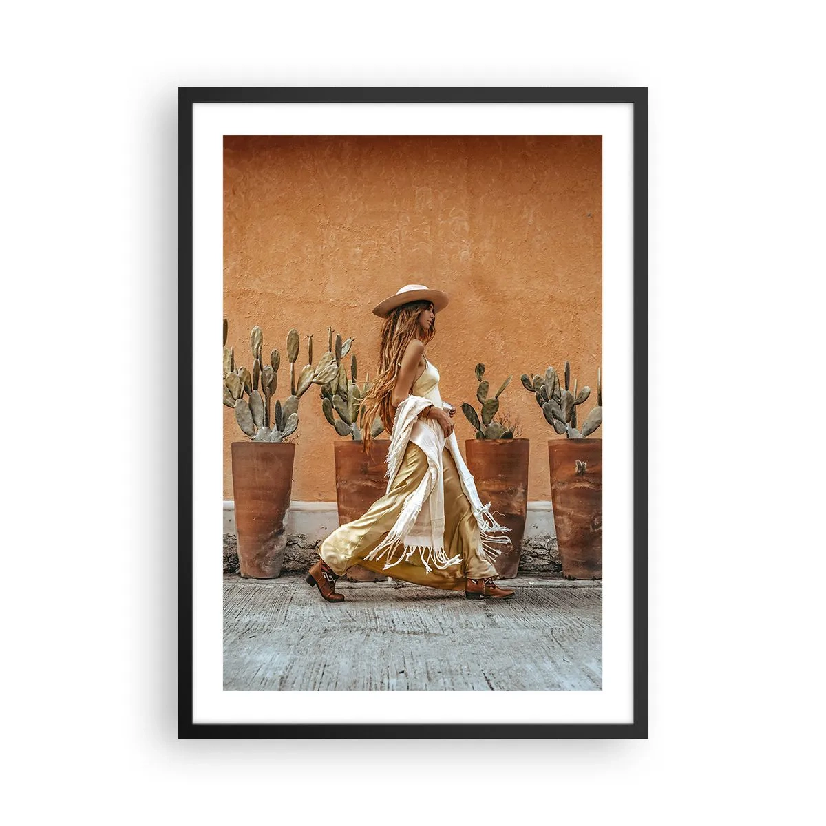 Affiche dans un cadre noir - Poster - Femme élégante portant un chapeau sur fond de cactus - 50x70cm - Style hippie - Décoration murale moderne pour le salon et la chambre ARTTOR