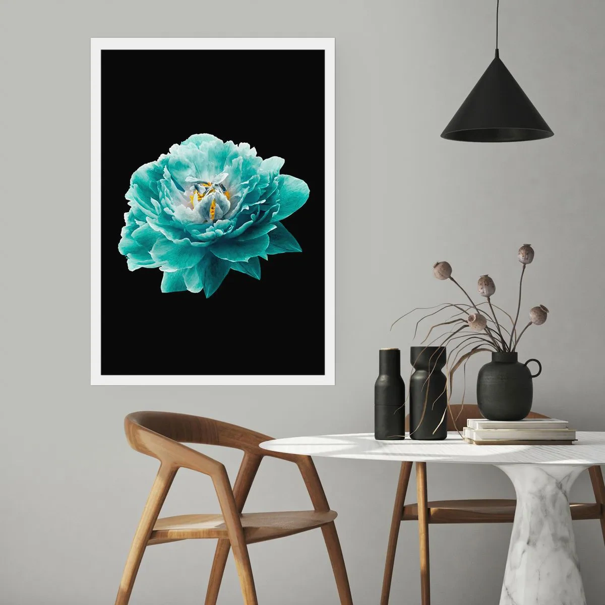 Affiche - Poster - Fleur turquoise avec une abeille sur fond noir - 50x70cm - Pétales bleus et dorés - Décoration murale moderne pour le salon et la chambre ARTTOR