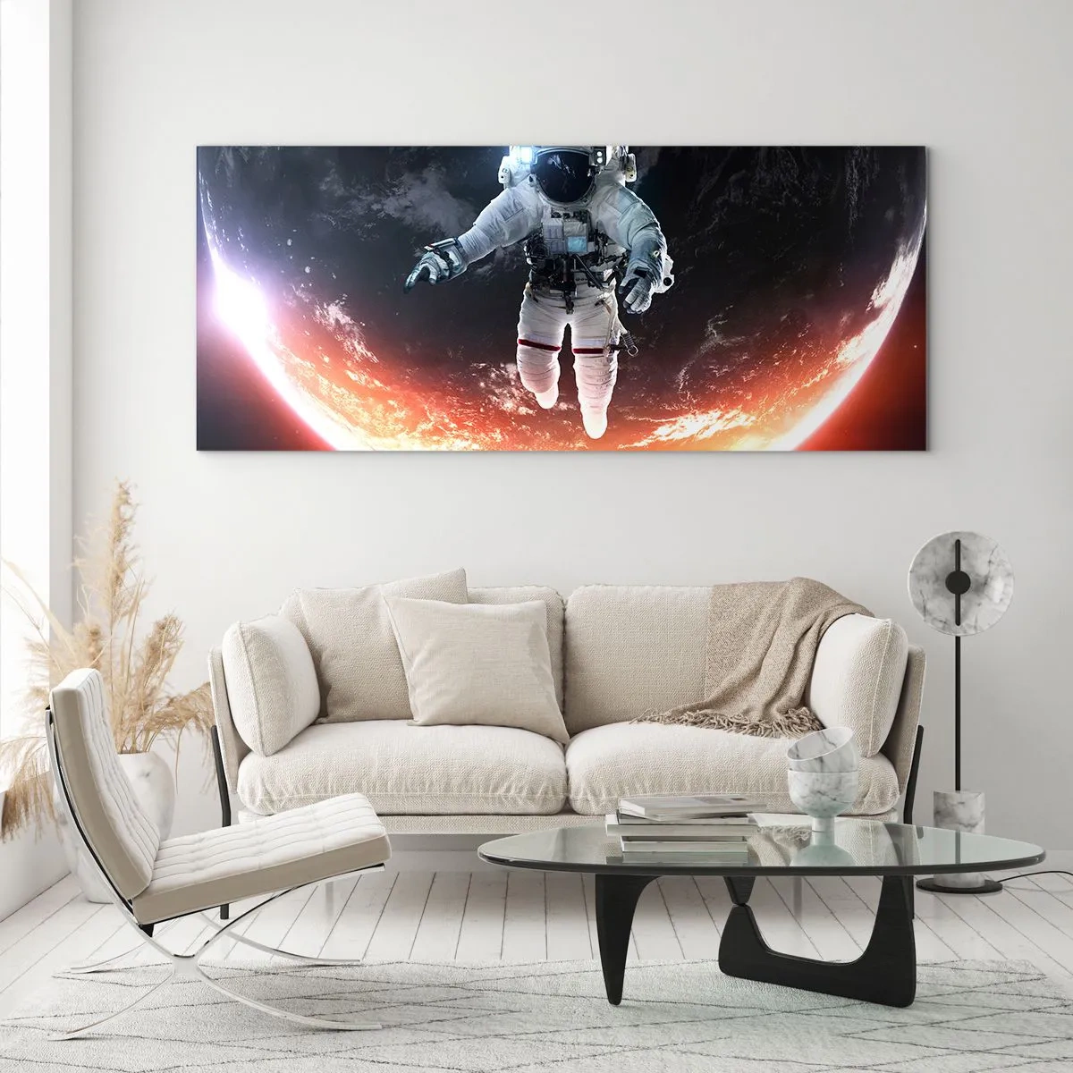 Impression sur verre - Image sur verre - Un astronaute flottant au-dessus d'une Terre éclairée par le soleil - 120x50cm - Puis-je rester un peu plus longtemps ? - Décoration murale moderne pour le salon et la chambre ARTTOR