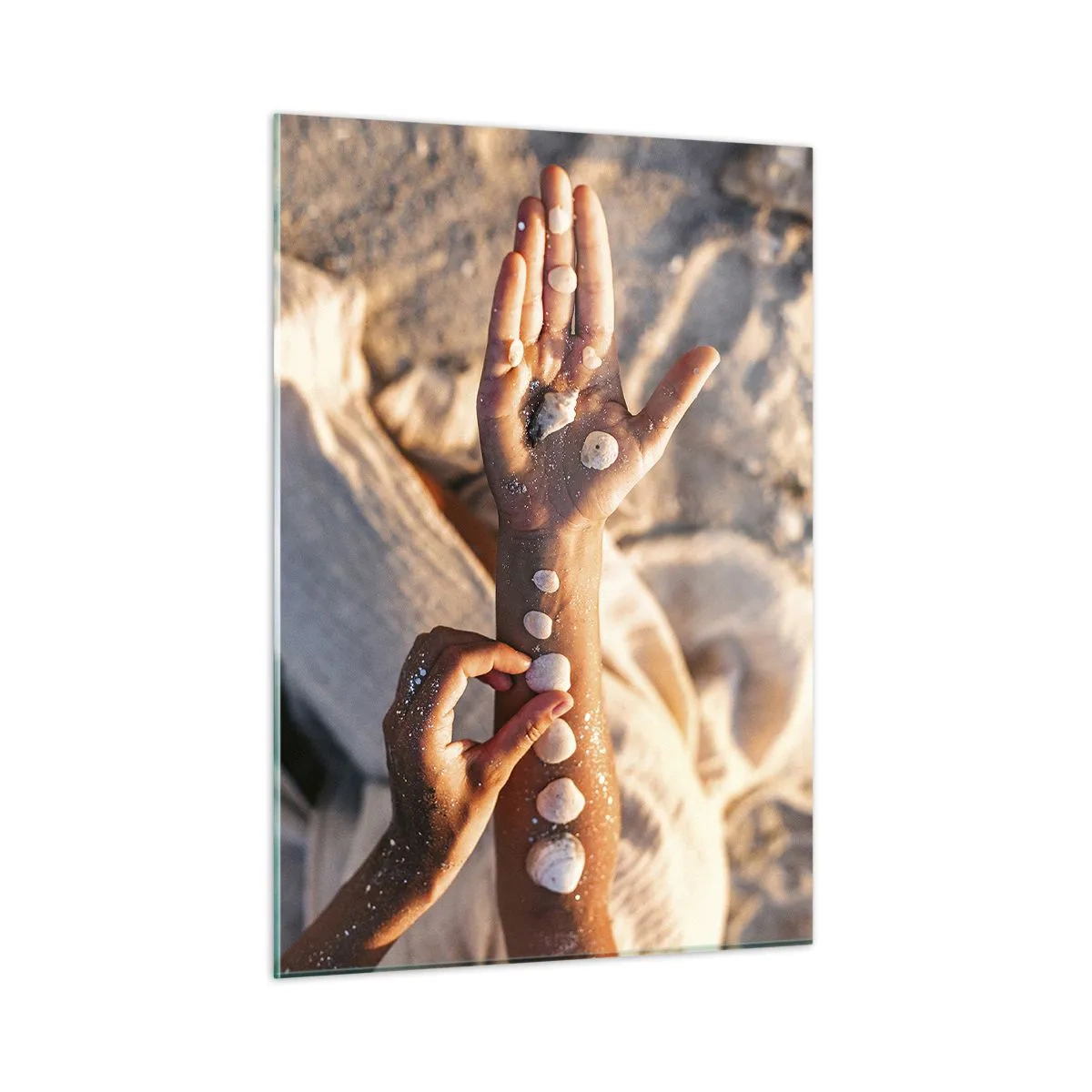 Impression sur verre - Image sur verre - Mains d'enfant avec des coquillages sur un fond de sable et de tissu - 50x70cm - La beauté à portée de main - Décoration murale moderne pour le salon et la chambre ARTTOR
