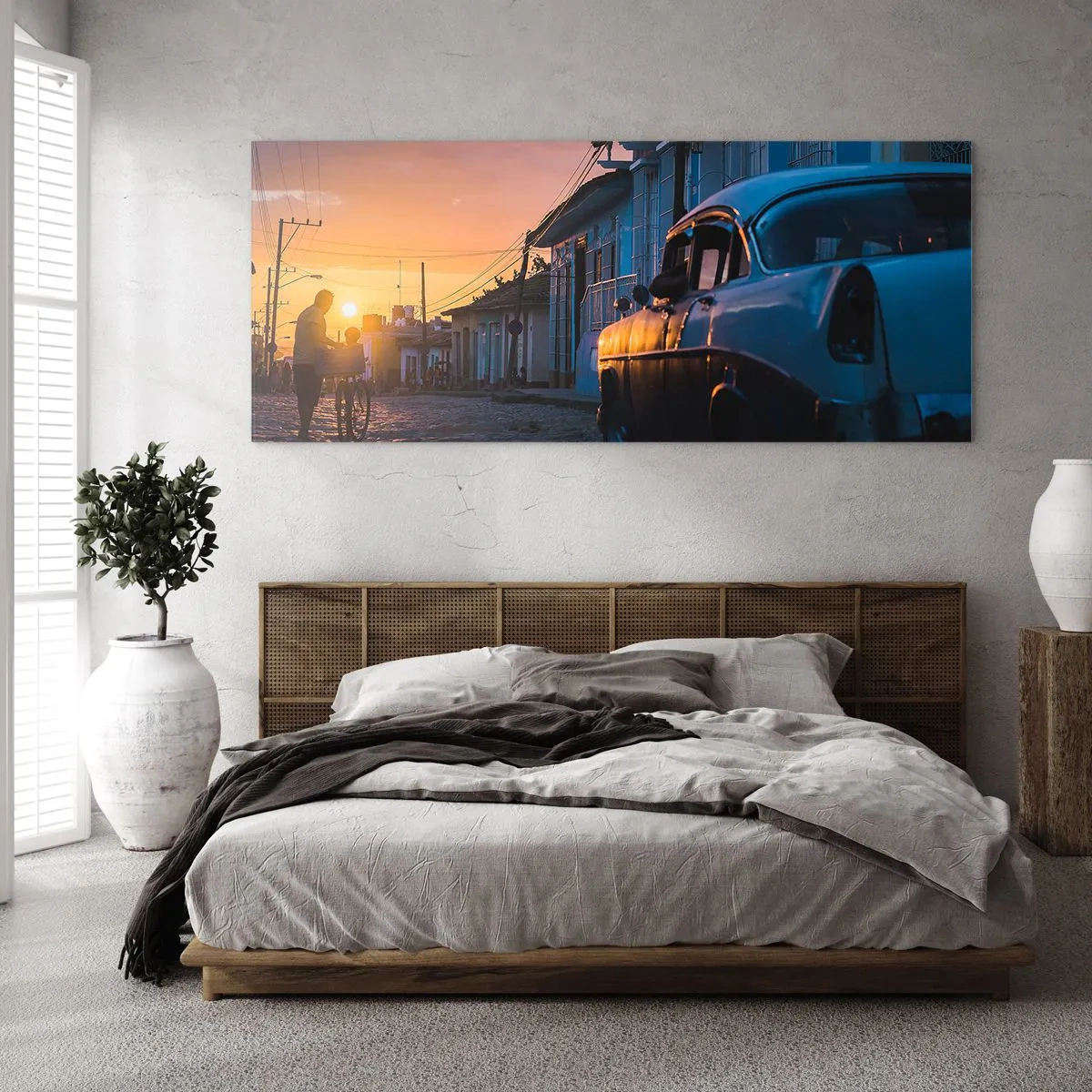 Impression sur verre - Image sur verre - Voiture et vélo rétro dans la rue à la lumière du soleil couchant - 140x50cm - Ici, le temps ralentit - Décoration murale moderne pour le salon et la chambre ARTTOR