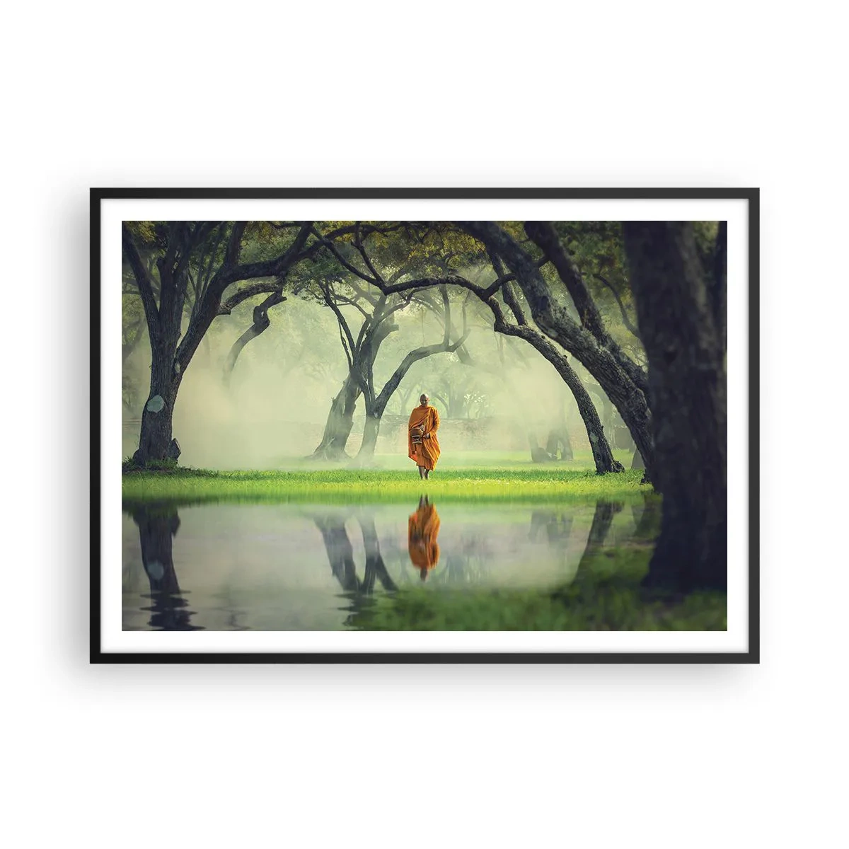 Affiche dans un cadre noir - Poster - Un moine en robe orange dans une forêt avec un fond brumeux et un reflet dans l'eau. - 100x70cm - En route vers l'illumination - Décoration murale moderne pour le salon et la chambre ARTTOR