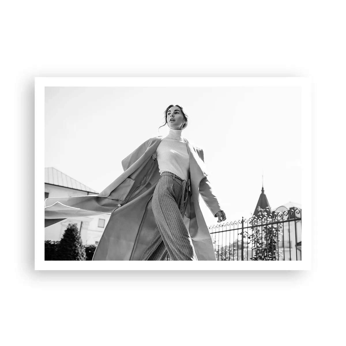 Affiche - Poster - Femme élégante en manteau sur fond architectural noir et blanc - 100x70cm - Tu viens avec moi? - Décoration murale moderne pour le salon et la chambre ARTTOR