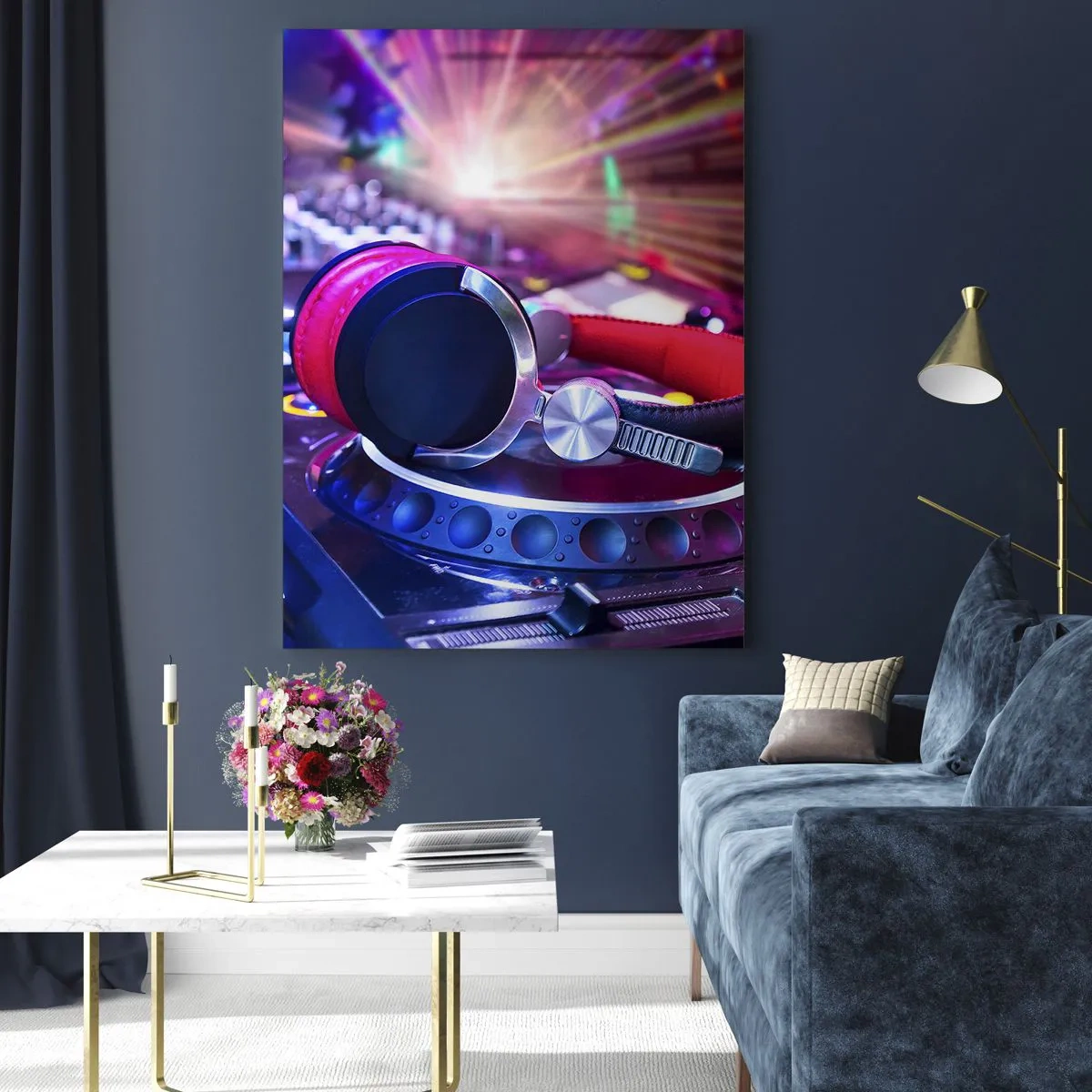 Impression sur verre - Image sur verre - Casque DJ sur une console éclairée par des projecteurs lors d'une fête - 80x120cm - Il va s'en passer des choses - Décoration murale moderne pour le salon et la chambre ARTTOR