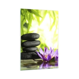 Impression sur verre - Image sur verre - Une pile de pierres zen et une fleur de lotus sur un fond de feuilles de bambou. - 70x100cm - Dans un buisson de bambou - Décoration murale moderne pour le salon et la chambre ARTTOR