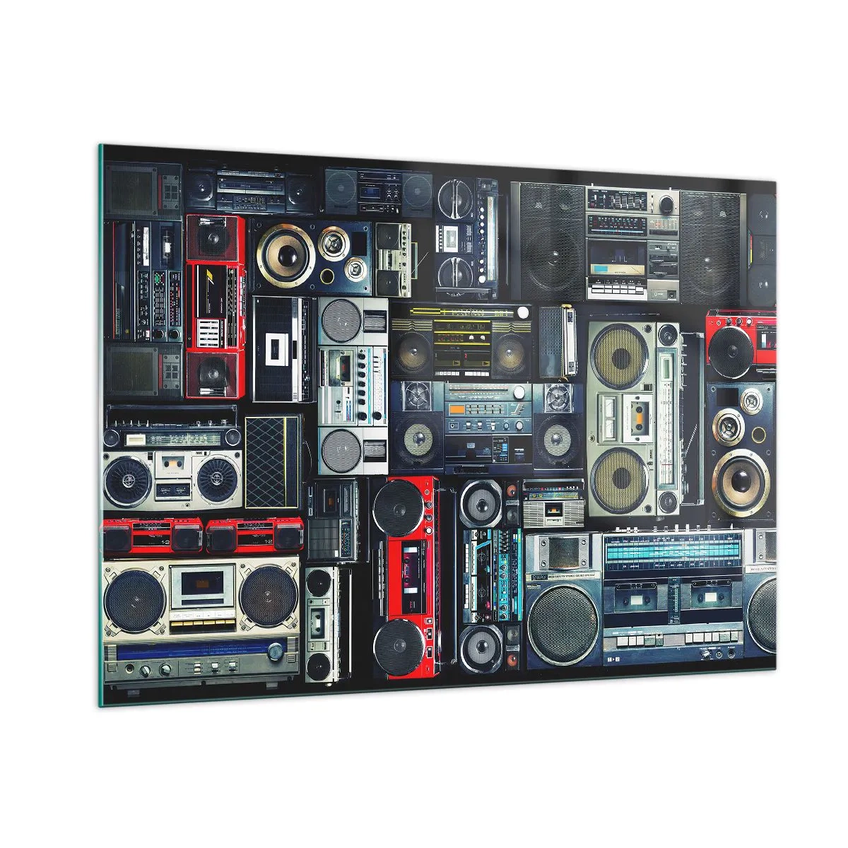 Impression sur verre - Image sur verre - Un collage de radios rétro et de magnétophones sur fond sombre. - 100x70cm - Nostalgie des années 80 - Décoration murale moderne pour le salon et la chambre ARTTOR