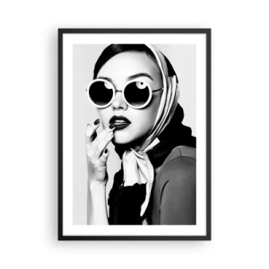 Affiche dans un cadre noir - Poster - Portrait d'une femme portant des lunettes de soleil et un foulard - 50x70cm - Salutations des années 60 - Décoration murale moderne pour le salon et la chambre ARTTOR